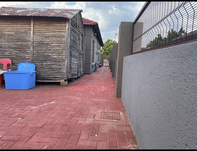 3 BEDROOM FREEHOLD FOR SALE IN ROSSLYN